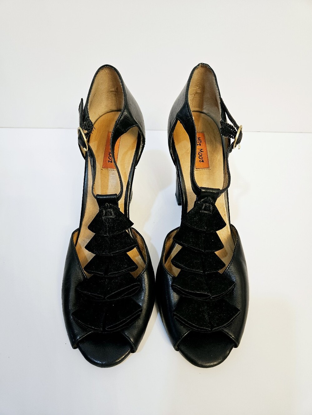Miz Mooz Sailor Black Leather Pumps Size 8.5 Ruffle T Strap Vintage Inspired EUC